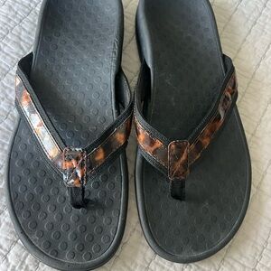Vionic Black and Brown Flip Flops